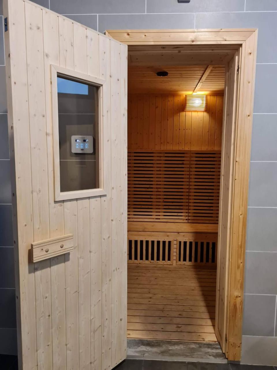 Hotspring 2 1910 With Theme Park View And Netflix 6 Pax Ipoh